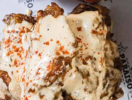 Alitas cubiertas con salsa cremosa