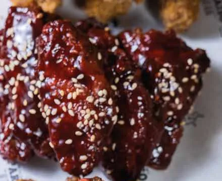 Alitas glaseadas con ajonjolí