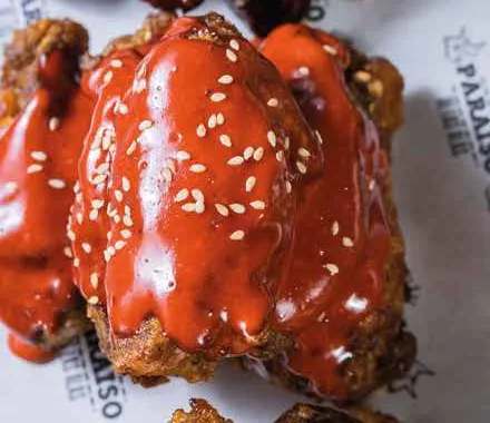 Alitas bañadas en salsa roja con ajonjolí