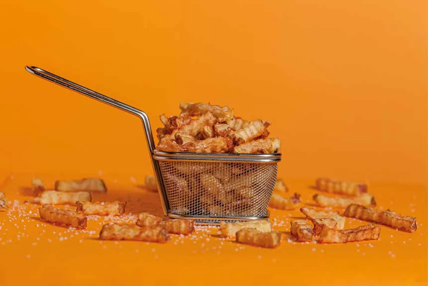 Canastilla de papas fritas onduladas